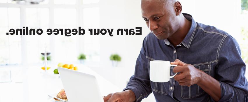 一名男子正在喝咖啡，在笔记本电脑上工作，标题是“在线获得学位”